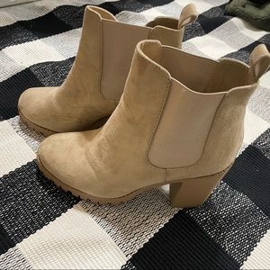 Soda brand beige/suede chunky heels